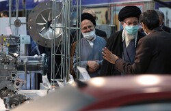 قائد الثورة الاسلامية يزور معرض القدرات الصناعية