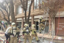آتش سوزی یک هایپر مارکت در رشت/ ۵۹ آتش نشان اعزام شدند