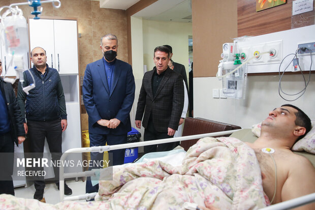 وزير الخارجية الإيراني يزور ضحايا الاعتداء على السفارة الأذربيجانية