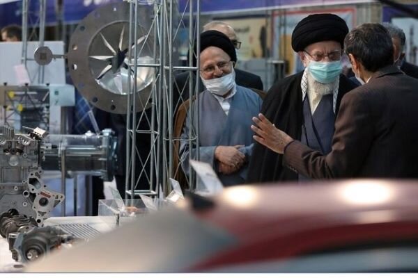 Leader visits exhibition of Iran industry achievements