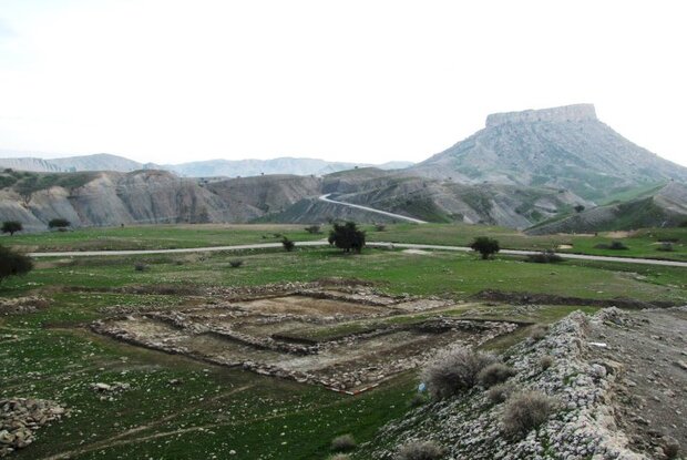 کشف گوشواره مفرغی شکسته و سازههای حرارتی در محوطه 14 سد چمشیر