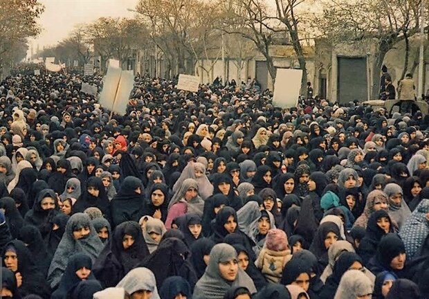 نقش زنان در شکل گیری و تثبیت انقلاب اسلامی بسیار پررنگ بوده است