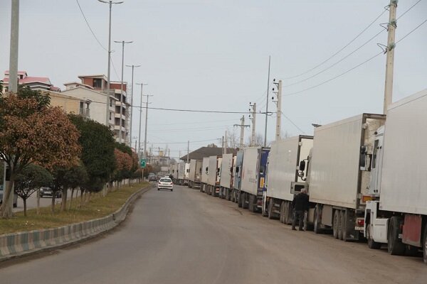 صف های طولانی کامیون ها در مرز آستارا