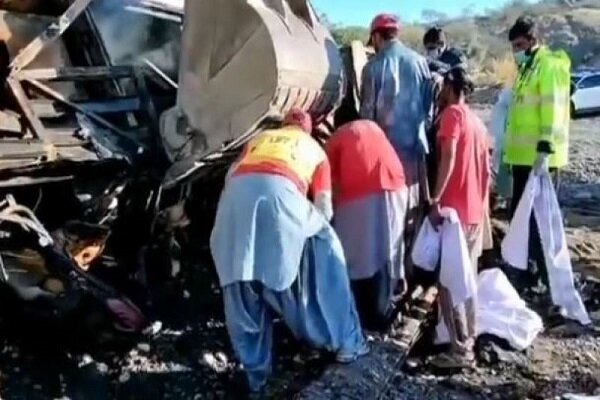 ۴۰ کشته در سانحه سقوط و انفجار اتوبوس در پاکستان