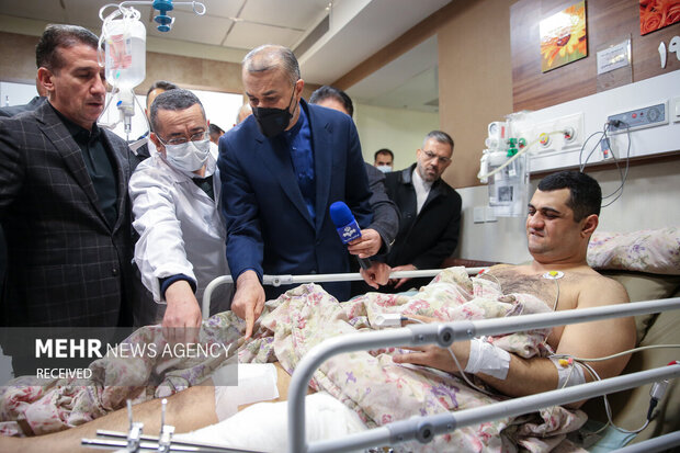 عیادت وزیر امور خارجه از مجروحان حمله مسلحانه به سفارت آذربایجان