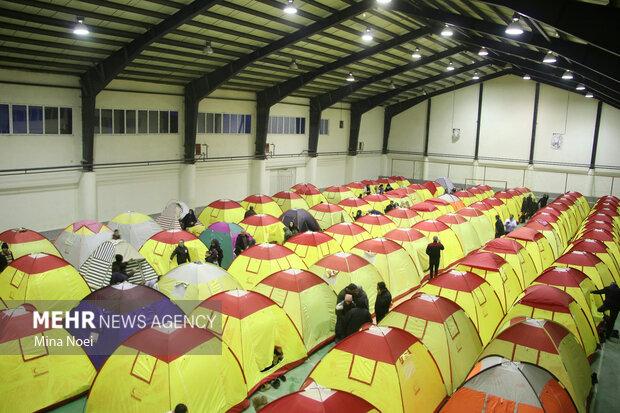 توزیع قریب به ۷ هزار چادر در میان زلزله‌زدگان