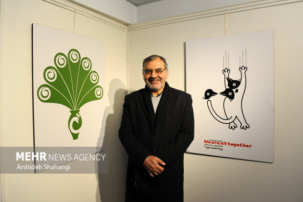 محمدحسین نیرومند در مراسم افتتاح نمایشگاه پوستر خود حضور دارد