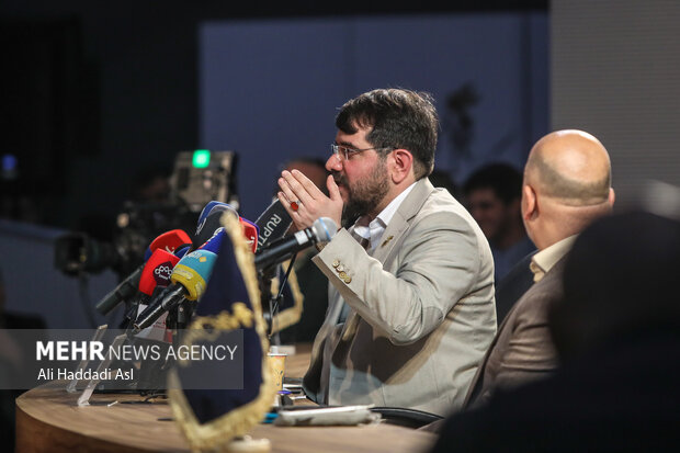 مجتبی امینی دبیر جشنواره در نشست خبری چهل و یکمین جشنواره فیلم فجر حضور دارد