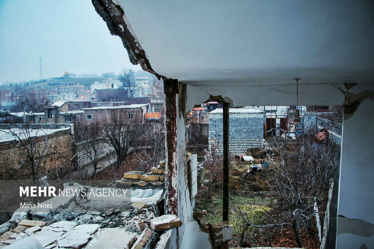 آوارشایعه سنگینتر از آوار زلزله/واقعیت را بنویسی اخراجت میکنند