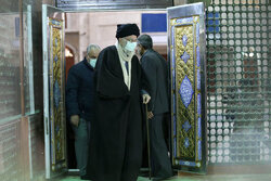 Ayatollah Khamenei visits mausoleum of Imam Khomeini