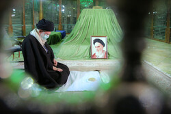 Ayatollah Khamenei pays homage to Imam Khomeini, martyrs