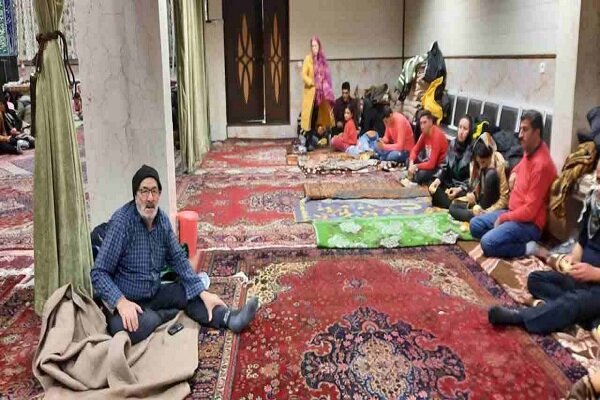 حضور جهادی روحانیون و طلاب در مناطق زلزله زده خوی