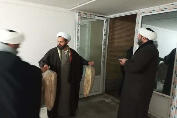 حضور جهادی روحانیون و طلاب در مناطق زلزله زده خوی