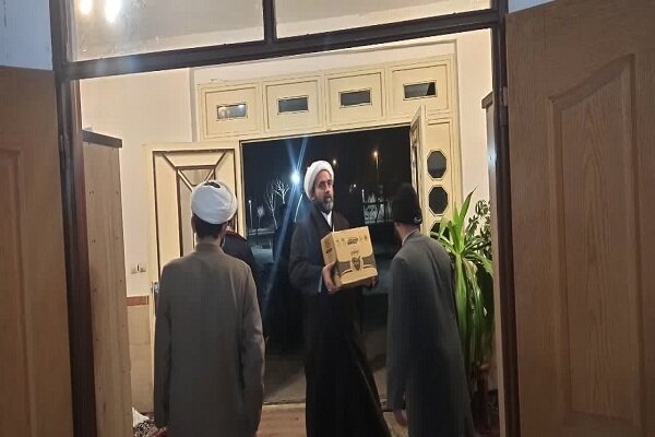 حضور جهادی روحانیون و طلاب در مناطق زلزله زده خوی