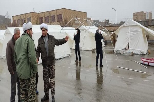 حضور جهادی روحانیون و طلاب در مناطق زلزله زده خوی