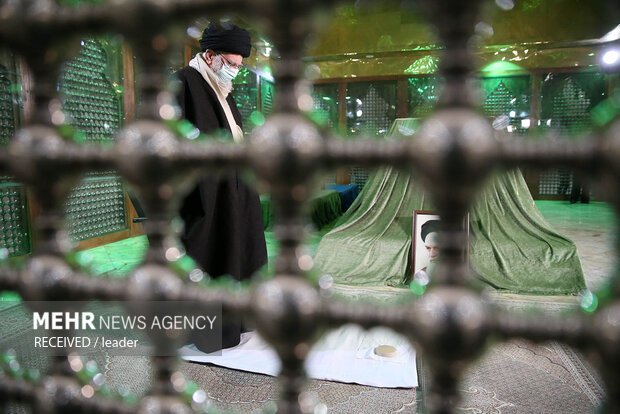 Ayatollah Khamenei visits mausoleum of Imam Khomeini
