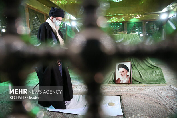 Ayatollah Khamenei visits mausoleum of Imam Khomeini
