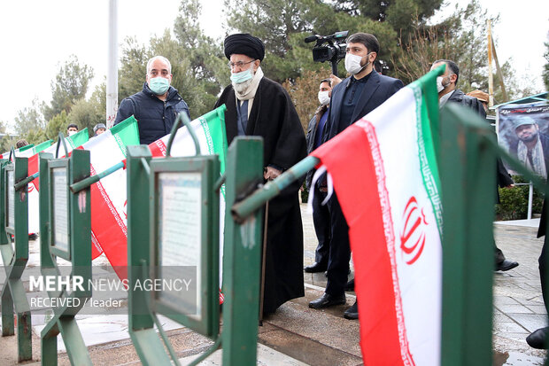 Ayatollah Khamenei visits mausoleum of Imam Khomeini
