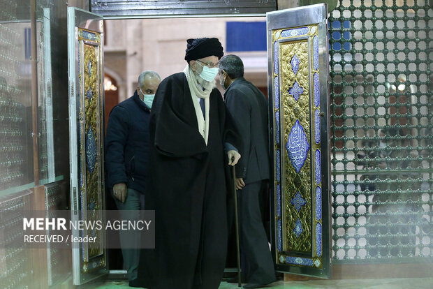 Ayatollah Khamenei visits mausoleum of Imam Khomeini
