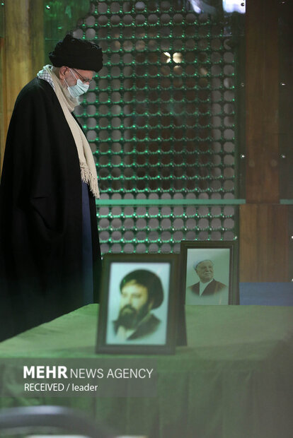 Ayatollah Khamenei visits mausoleum of Imam Khomeini
