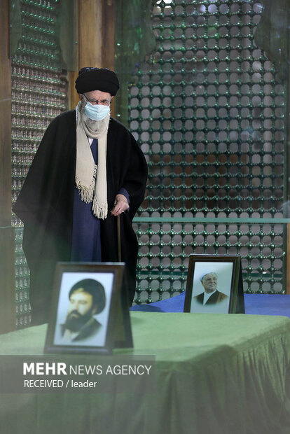 Ayatollah Khamenei visits mausoleum of Imam Khomeini
