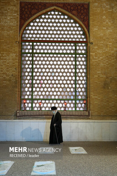 Ayatollah Khamenei visits mausoleum of Imam Khomeini
