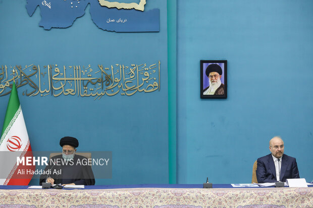حجت الاسلام سید ابراهیم رئیسی رئیس جمهور و محمد باقر قالیباف رئیس مجلس شورای اسلامی در جلسه شورای عالی انقلاب فرهنگی حضور دارند