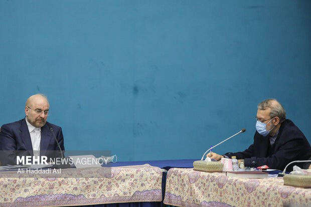 علی لاریجانی و محمد باقر قالیباف رئیس مجلس شورای اسلامی در جلسه شورای عالی انقلاب فرهنگی حضور دارند
