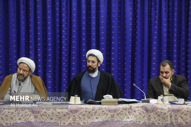 حجت الاسلام رستمی نماینده ولی فقیه در دانشگاه ها در جلسه شورای عالی انقلاب فرهنگی حضور دارد