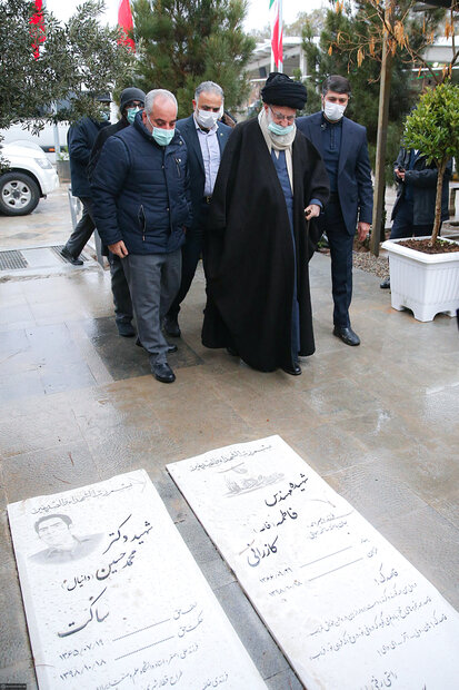 Ayatollah Khamenei pays homage to Imam Khomeini, martyrs