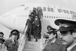 ذكرى عودة الإمام الخميني (ره) إلى إيران بعد 14 عام من فراق الوطن+ فیدیو