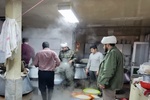 توزیع غذای گرم توسط گروه های جهادی در بین زلزله زدگان خوی