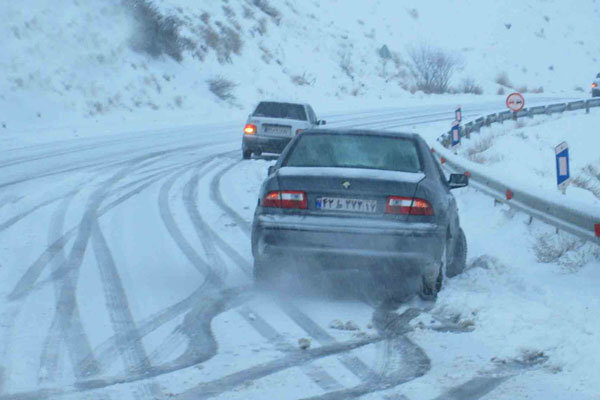بارش برف و باران در جادههای اصفهان / همه محورها لغزنده است بارش برف و باران در جادههای اصفهان / همه محورها لغزنده است