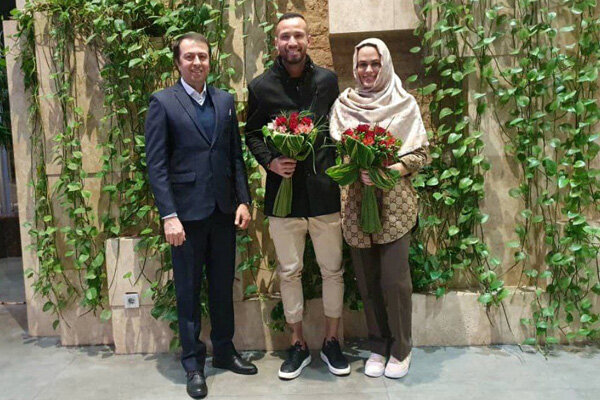 تصویری از لحظه ورود مهاچم جدید تیم فوتبال پرسپولیس به تهران