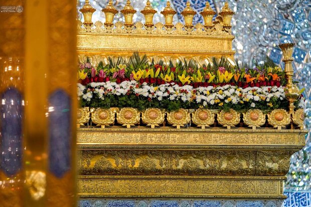 تصاویری زیبا از گل آرایی حرم امیرالمومنین(ع) در آستانه سیزدهم رجب