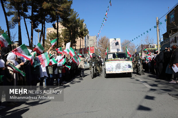 کاروان نمادین ورود امام خمینی (ره) در ورامین به حرکت در آمد