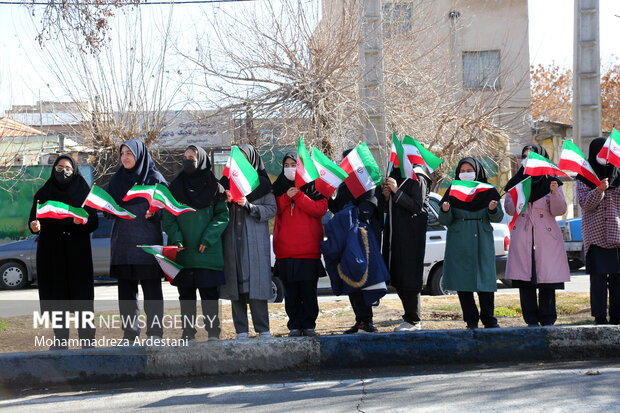 کاروان نمادین ورود امام خمینی (ره) در ورامین به حرکت در آمد