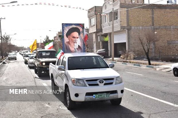 شکوه جشن انقلاب در یزد/ ۱۲ بهمن ۵۷ دوباره در یزد تداعی شد