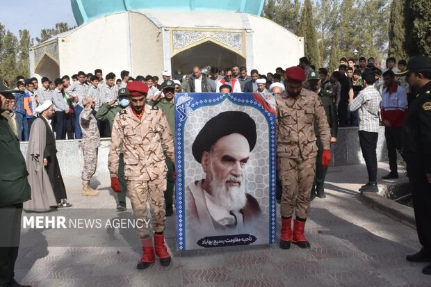 شکوه جشن انقلاب در یزد/ ۱۲ بهمن ۵۷ دوباره در یزد تداعی شد
