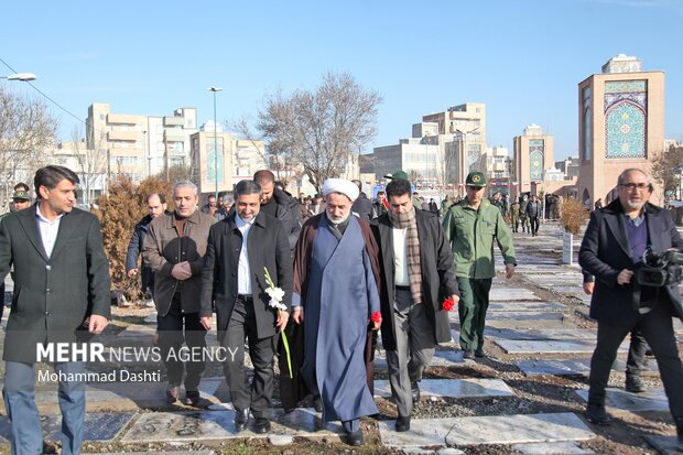 غبار روبی و گل افشانی مزار شهدای انقلاب و دفاع مقدس توسط مسئولین