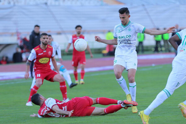 پرسپولیس صدر را تقدیم سپاهان کرد / جنجال سوتهای مشکوک و عجیب داور