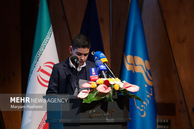  فرزند مرحوم رضا مقدسی  در حال سخنرانی در آئین رونمایی از نشان قلم مقدس در تالار رودکی تهران است