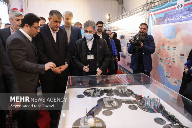  محمد اسلامی معاون رئیس جمهور و رئیس سازمان انرژی اتمی ایران در حال بازدید از  پنجاه وسومین نمایشگاه دستاوردهای صنعت هسته‌ای است