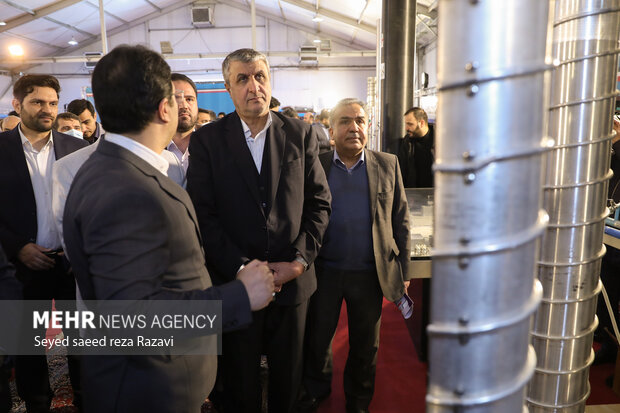  محمد اسلامی معاون رئیس جمهور و رئیس سازمان انرژی اتمی ایران در حال بازدید از  پنجاه وسومین نمایشگاه دستاوردهای صنعت هسته‌ای است