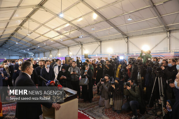  محمد اسلامی معاون رئیس جمهور و رئیس سازمان انرژی اتمی ایران در حال پاسخگویی به سوالات خبرنگاران حاضر در مراسم افتتاح پنجاه وسومین نمایشگاه دستاوردهای صنعت هسته‌ای است