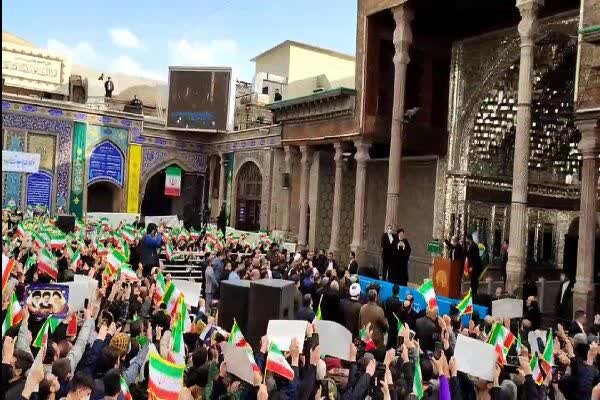 هم‌خوانی سرودهای انقلاب اسلامی توسط مردم ری در حرم سیدالکریم (ع) 