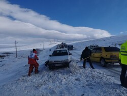 رهاسازی ۹۷ خودرو از برف و کولاک در شبانه روز گذشته