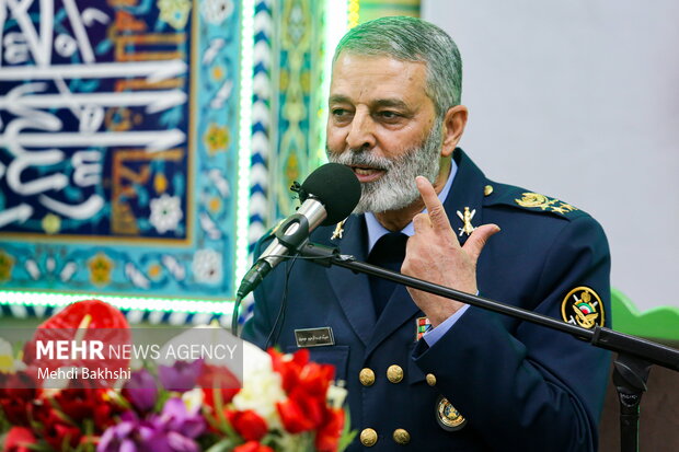 سخنرانی فرمانده ارتش در جشن پیروزی انقلاب