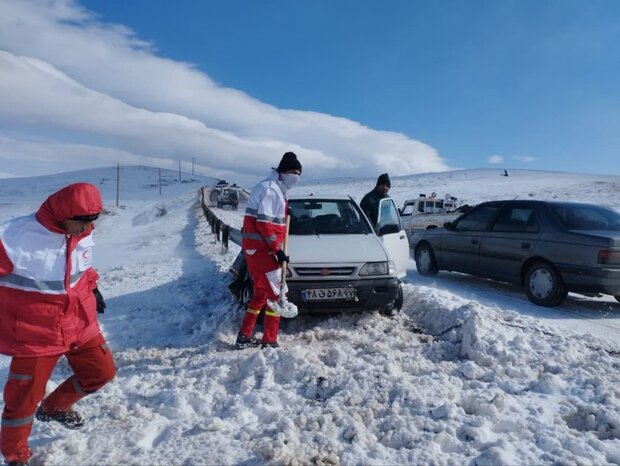 نجات سرنشینان ۲۵۲ خودروی گرفتار شده در برف اندیکا 