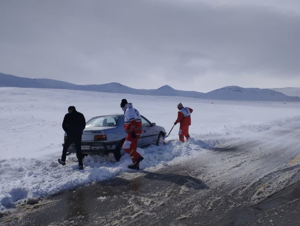 هلال احمر زنجان به ۲۴۰ نفر گرفتار برف و کولاک امدادرسانی کرد